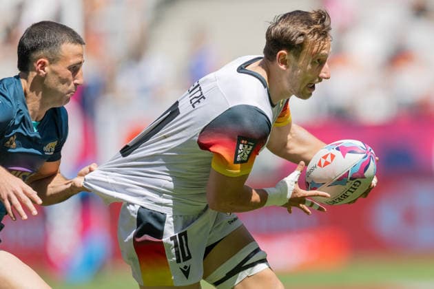 Deutschland - Argentinien, SVNS Rugby World Championship, WM, Weltmeisterschaft Mateo Fossati (Argentinien, 21) hält Anton Gleitze (Deutschland, 10) am Trikot fest. Spiel um Platz 9 zwischen Deutschland und Argentinien. Drittes Turnier der SVNS World Championship, Siebener-Rugby WM vom 5. bis 7. Juni 2026 in Bordeaux (Frankreich). 7. Juni 2026., Bordeaux Region Nouvelle-Aquitaine Frankreich Stade Atlantique
