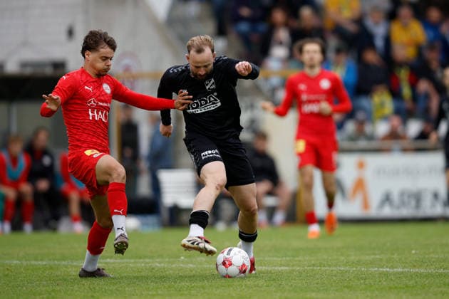 Fußball I Männer I Aufstiegsrunde I Regionalliga Nord I 1. FC Germania Egestorf-Langreder - SV Todesfelde I 07.06.2026 Jonas Lübke (7, 1. FC Germania Egestorf-Langreder) und Jan-Marc Schneider (35, SV Todesfelde) im Zweikampf Bremen Rasenplatz BRZ-Arena Bremen Deutschland