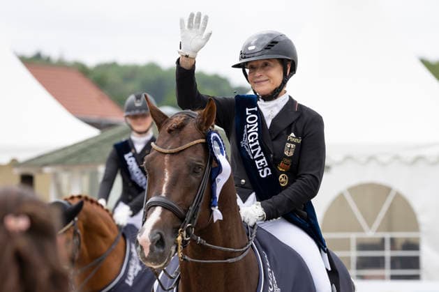 Isabell WERTH (GER) auf Viva Gold OLD, freut sich ueber ihre 20. Deutsche Meisterschaft, Freude, Lachen, bei der Siegerehrung, Einzelbild, Dressur 03: Longines Grosser Optimum Preis, Deutsche Meisterschaften Grand Prix Kuer 2026, Dressur, Balve Deutschland, am 07.06.2026; Â