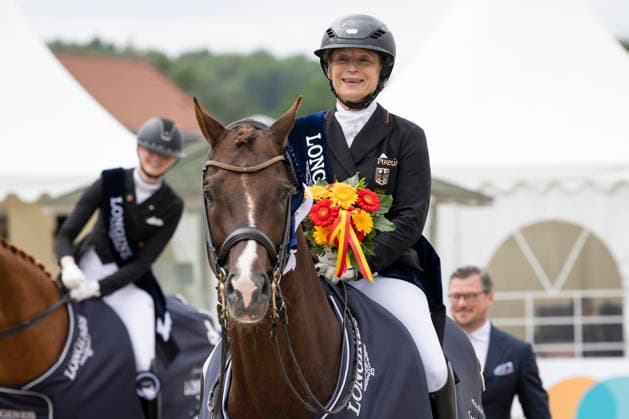 Isabell WERTH (GER) auf Viva Gold OLD, freut sich ueber ihre 20. Deutsche Meisterschaft, Freude, Lachen, bei der Siegerehrung, Einzelbild, Dressur 03: Longines Grosser Optimum Preis, Deutsche Meisterschaften Grand Prix Kuer 2026, Dressur, Balve Deutschland, am 07.06.2026; Â