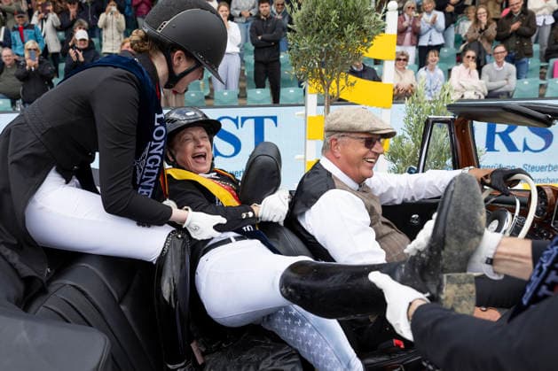 Isabell WERTH (GER, mi.) moechte nicht in den Wassergraben, Semmieke ROTHENBERGER (GER, li.), und Raphael NETZ (GER, re.) schaffen es nicht, auf der Ehrenrunde, Freude, Jubel, Lachen, Dressur 03: Longines Grosser Optimum Preis, Deutsche Meisterschaften Grand Prix Kuer 2026, Dressur, Balve Deutschland, am 07.06.2026; Â