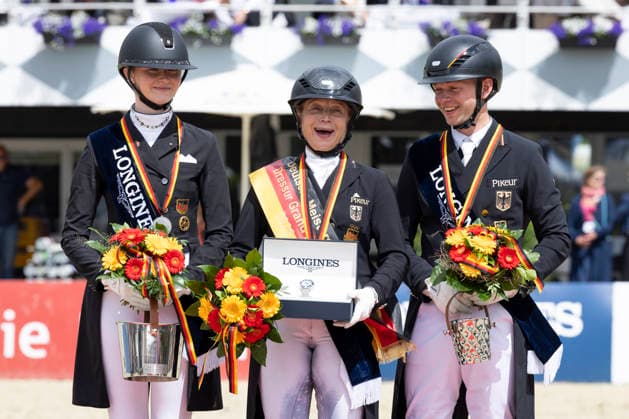 Isabell WERTH (GER, mi.) mit Semmieke ROTHENBERGER (GER, li.), und Raphael NETZ (GER, re.) bei der Siegerehrung, Freude, Jubel, Lachen, Dressur 03: Longines Grosser Optimum Preis, Deutsche Meisterschaften Grand Prix Kuer 2026, Dressur, Balve Deutschland, am 07.06.2026; Â