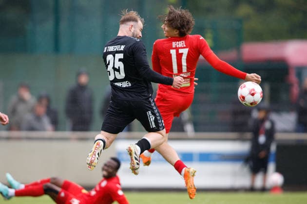 Fußball I Männer I Aufstiegsrunde I Regionalliga Nord I 1. FC Germania Egestorf-Langreder - SV Todesfelde I 07.06.2026 Jan-Marc Schneider (35, SV Todesfelde) und Pino Ballerstedt (17, 1. FC Germania Egestorf-Langreder) im Kopfballduell Bremen Rasenplatz BRZ-Arena Bremen Deutschland