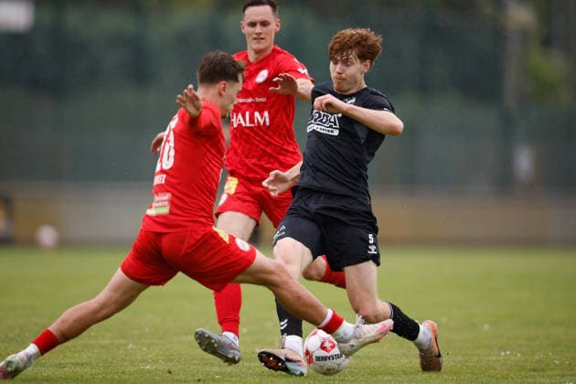 Fußball I Männer I Aufstiegsrunde I Regionalliga Nord I 1. FC Germania Egestorf-Langreder - SV Todesfelde I 07.06.2026 Lasse Denker (23, 1. FC Germania Egestorf-Langreder) und Kai-Fabian Schulz (5, SV Todesfelde) im Zweikampf. Bremen Rasenplatz BRZ-Arena Bremen Deutschland