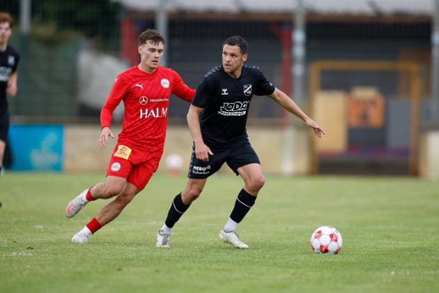 Fußball I Männer I Aufstiegsrunde I Regionalliga Nord I 1. FC Germania Egestorf-Langreder - SV Todesfelde I 07.06.2026 Bennet Ruf (27, 1. FC Germania Egestorf-Langreder) und Mirko Boland (31, SV Todesfelde) im Zweikampf. Bremen Rasenplatz BRZ-Arena Bremen Deutschland