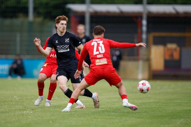 Fußball I Männer I Aufstiegsrunde I Regionalliga Nord I 1. FC Germania Egestorf-Langreder - SV Todesfelde I 07.06.2026 Kai-Fabian Schulz (5, SV Todesfelde) und Lasse Denker (23, 1. FC Germania Egestorf-Langreder) im Zweikampf. Bremen Rasenplatz BRZ-Arena Bremen Deutschland