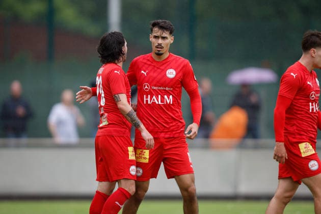 Fußball I Männer I Aufstiegsrunde I Regionalliga Nord I 1. FC Germania Egestorf-Langreder - SV Todesfelde I 07.06.2026 Joshua Siegert (20, 1. FC Germania Egestorf-Langreder) und Erblin Thaqi (15, 1. FC Germania Egestorf-Langreder) motivieren sich nach einem gewonnenen Duell um den Ball. Bremen Rasenplatz BRZ-Arena Bremen Deutschland