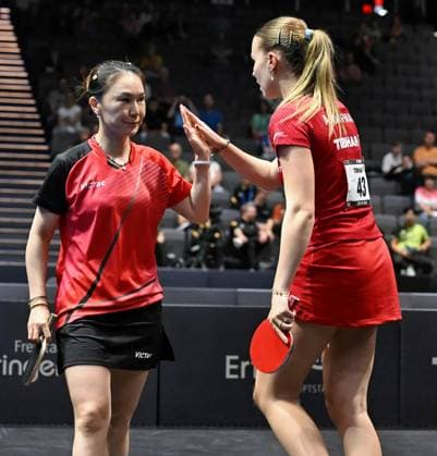 Annet Kaufmann (SV DJK Kolbermoor) und Xiaona Shan (ttc berlin eastside) sind die neuen Deutschen Meisterinnen im Damen-Doppel. Annet Kaufmann (SV DJK Kolbermoor) und Xiaona Shan (ttc berlin eastside) sind die neuen Deutschen Meisterinnen im Damen-Doppel. Sie bezwingen im Finale Sabine Winter Yuan Wan (Dachau Weinheim) - Finaltag der Deutschen Meisterschaften der Damen und Herren am 7. Juni 2026 in der Messe Erfurt im Rahmen der 3. Deutschen Tischtennis-Finals in Erfurt. Erfurt Messe Erfurt Thüringen Deutschland