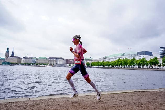 RECORD DATE NOT STATED Ironman Hamburg - Laura Philipp kämpft sich nach furiosem Marathon auf Platz 2 07.06.26: Die deutsche Top-Triathletin Laura Philipp sichert sich nach einer spektakulären Aufholjagd den zweiten Platz beim Ironman Hamburg (Ironman-Europameisterschaft der Pro-Frauen) am 7. Juni 2026. Nach einer Schwächephase auf dem Rad ging Philipp als Siebte auf die Laufstrecke und lief mit einem packenden Marathon noch bis auf Rang zwei vor (Endzeit: 8:12:29 Stunden), knapp hinter Siegerin Solveig Løvseth Hamburg Hamburg Deutschland