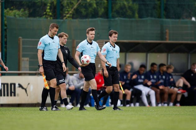 Fußball I Männer I Aufstiegsrunde I Regionalliga Nord I 1. FC Germania Egestorf-Langreder - SV Todesfelde I 07.06.2026 Tom Holsten (Schiedsrichter) läuft mit seinen Assistenten ein. Bremen Rasenplatz BRZ-Arena Bremen Deutschland