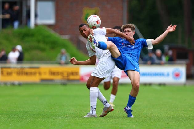 10 Jon Pauli (Eimsbütteler TV), 7 Florian Brahtz (Blumenthaler SV) Fußball I Herren I Aufstiegsrunde zur Regionalliga Nord I Saison 2025-2026 I 3. Spiel I Eimsbütteler TV - Blumenthaler SV I 07.06.2026 I A-Platz Heeslingen