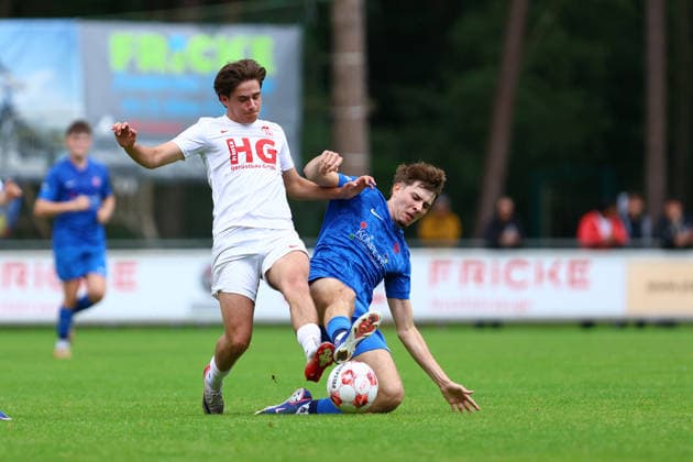 77 Tom Politz (Eimsbütteler TV), 24 Dario Sultan (Blumenthaler SV) Fußball I Herren I Aufstiegsrunde zur Regionalliga Nord I Saison 2025-2026 I 3. Spiel I Eimsbütteler TV - Blumenthaler SV I 07.06.2026 I A-Platz Heeslingen
