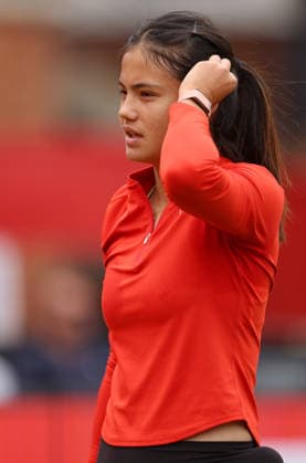 Emma Raducanu of GBR in action during practice HSBC Queen s Club Championships, Day Two, Tennis, Queen s Club, West Kensington, London, UK - 07 Jun 2026London Queen s Club United Kingdom  Copyright: xEllaxLing Shutterstockx 16915783bj