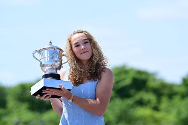 Mirra Andreeva wins women s Roland Garros final PARIS, FRANCE - JUNE 07: Mirra Andreeva poses with her trophy after winning the Roland Garros French Open tennis tournament final, at the Place de la Concorde with the Eiffel Tower in Paris, France on June 7, 2026. 19-year-old Andreeva became the youngest women s champion at Roland Garros in 34 years. Mustafa Yalcin Anadolu Paris France. Editorial use only. Please get in touch for any other usage.  Copyright: x2026xAnadoluxMustafaxYalcinx