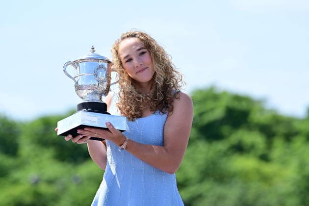 Mirra Andreeva wins women s Roland Garros final PARIS, FRANCE - JUNE 07: Mirra Andreeva poses with her trophy after winning the Roland Garros French Open tennis tournament final, at the Place de la Concorde with the Eiffel Tower in Paris, France on June 7, 2026. 19-year-old Andreeva became the youngest women s champion at Roland Garros in 34 years. Mustafa Yalcin Anadolu Paris France. Editorial use only. Please get in touch for any other usage.  Copyright: x2026xAnadoluxMustafaxYalcinx
