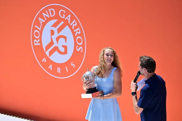 Mirra Andreeva wins women s Roland Garros final PARIS, FRANCE - JUNE 07: Mirra Andreeva poses with her trophy after winning the Roland Garros French Open tennis tournament final, at the Place de la Concorde with the Eiffel Tower in Paris, France on June 7, 2026. 19-year-old Andreeva became the youngest women s champion at Roland Garros in 34 years. Mustafa Yalcin Anadolu Paris France. Editorial use only. Please get in touch for any other usage.  Copyright: x2026xAnadoluxMustafaxYalcinx