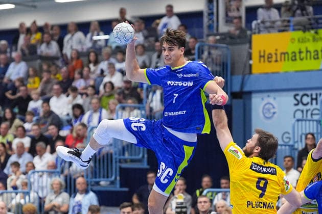 07.06.2026, xydrx, Handball, 1.HBL, VfL Gummersbach - Rhein-Neckar Löwen, Schwalbe-Arena: Julian Koester (VfL Gummersbach, 7) im Zweikampf gegen Steven Plucnar Jacobsen (Rhein-Neckar Loewen, 9)