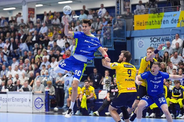 07.06.2026, xydrx, Handball, 1.HBL, VfL Gummersbach - Rhein-Neckar Löwen, Schwalbe-Arena: Julian Koester (VfL Gummersbach, 7) im Zweikampf gegen Steven Plucnar Jacobsen (Rhein-Neckar Loewen, 9)