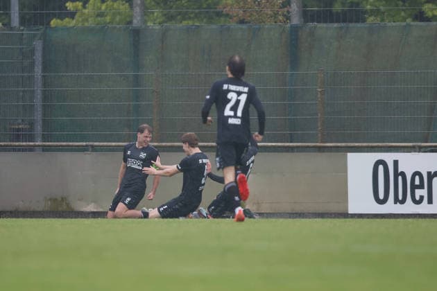 Fußball I Männer I Aufstiegsrunde I Regionalliga Nord I 1. FC Germania Egestorf-Langreder - SV Todesfelde I 07.06.2026 Mats Klüver (10, SV Todesfelde) Jubelt mit seinem Team nach dem 1:0 Führungstreffer. Bremen Rasenplatz BRZ-Arena Bremen Deutschland