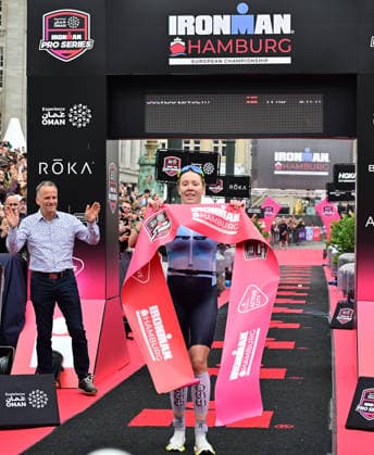 GER; Ironman Hamburg 07.06.2026, GER; Ironman Hamburg, Elite Frauen im Bild 1.Platz Solveig Lovseth (NOR) beim Zieleinlauf