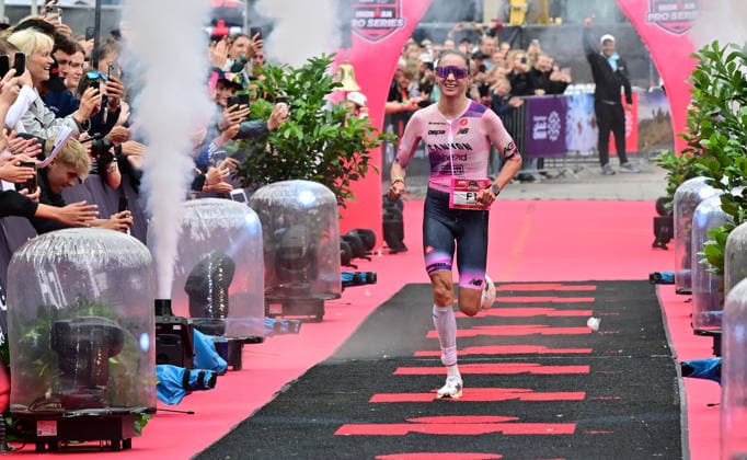 GER; Ironman Hamburg 07.06.2026, GER; Ironman Hamburg, Elite Frauen im Bild 2.Platz Laura Philipp (GER) beim Zieleinlauf