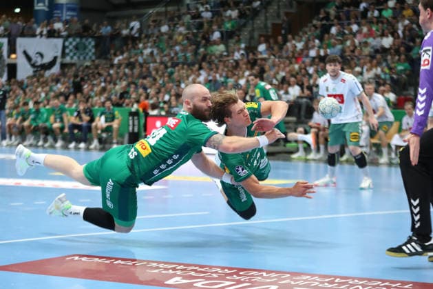 Handball DAIKIN HBL, SC DHfK Leipzig - GWD Minden; 07.06.2026 Moritz Preuss (24, SC DHfK Leipzig) und Blaer Hinriksson (44, SC DHfK Leipzig) versuchen gleichzeitig, im Sprung den Ball zu ergattern. Handball, DAIKIN HBL, 1. Bundesliga, Saison 2025 2026, 34. Spieltag: SC DHfK Leipzig vs. GWD Minden am 07.06.2026 in der Quarterback Immobilien Arena Leipzig.
