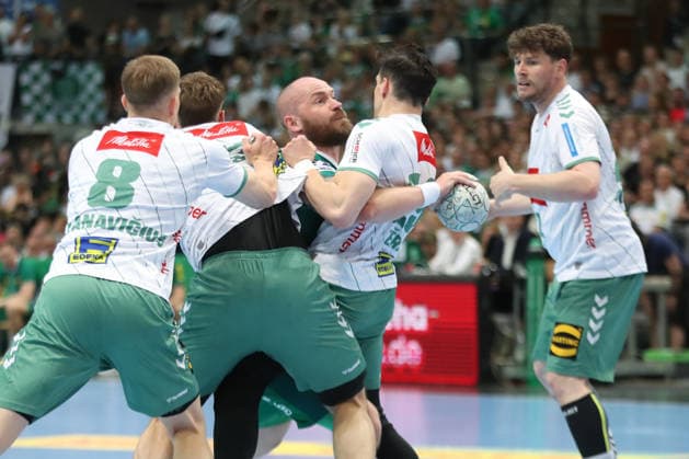 Handball DAIKIN HBL, SC DHfK Leipzig - GWD Minden; 07.06.2026 Moritz Preuss (24, SC DHfK Leipzig) läuft gegen eine Abwehrwand aus Minden. Handball, DAIKIN HBL, 1. Bundesliga, Saison 2025 2026, 34. Spieltag: SC DHfK Leipzig vs. GWD Minden am 07.06.2026 in der Quarterback Immobilien Arena Leipzig.