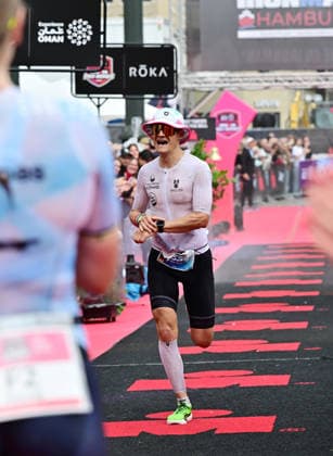 GER; Ironman Hamburg 07.06.2026, GER; Ironman Hamburg, Jedermaenner im Bild Martin Kodewitz (GER) kommt als erster Jedermann durch das ZIel