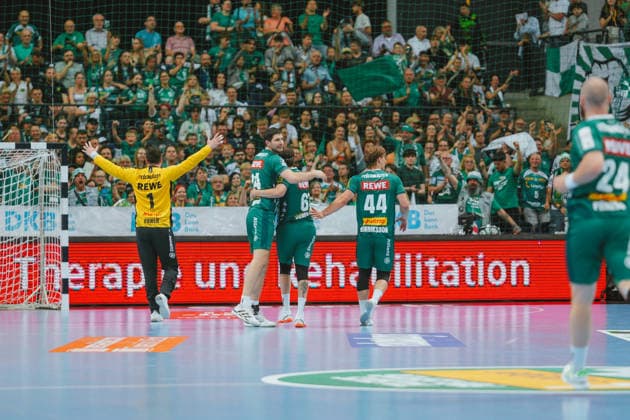 SC DHfK Leipzig team celebration Domenico Ebner (SC DHfK Leipzig, 1) Blr Hinriksson (SC DHfK Leipzig, 44) SC DHfK Leipzig - TSV GWD Minden. Bundesliga, Herren Handball, 25 26, GER, Leipzig, Quarterback Immobilien Arena, Round 34 Leipzig Quarterback Immobilien Arena Sachsen GER Copyright: xBillmanxDubex