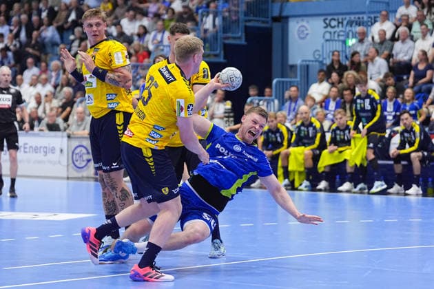 07.06.2026, xydrx, Handball, 1.HBL, VfL Gummersbach - Rhein-Neckar Löwen, Schwalbe-Arena: Haukur Thrastarson (Rhein-Neckar Loewen, 25) im Zweikampf gegen Kristjan Horzen (VfL Gummersbach, 27)