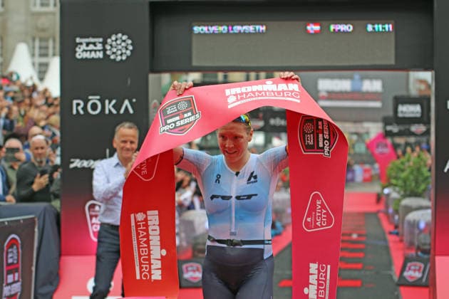 Ironman in Hamburg 2026: Die Norwegerin Solveig Lövseth hotl sich den EM-Titel.