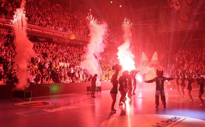 GER HBL Saison 2025 2026 FÜCHSE Berlin vs SG Flensburg-Handewitt, 07.06.26, Max-Schmeling-Halle, Berlin, Einlalufzeremonie, PYRO, PYRO-PASSION, Feuerwerk, Dance Deluxe, Maskottchen FUCHSI