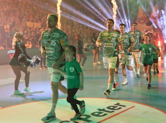 GER HBL Saison 2025 2026 FÜCHSE Berlin vs SG Flensburg-Handewitt, 07.06.26, Max-Schmeling-Halle, Berlin, Einlaufzeremonie, Team FÜCHSE Berlin
