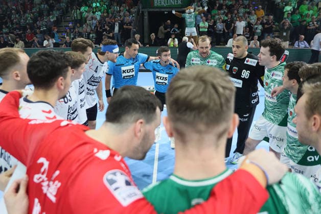 GER HBL Saison 2025 2026 FÜCHSE Berlin vs SG Flensburg-Handewitt, 07.06.26, Max-Schmeling-Halle, Berlin, Begrüßung, vor dem Spiel, beide Teams, Schiedsrichter