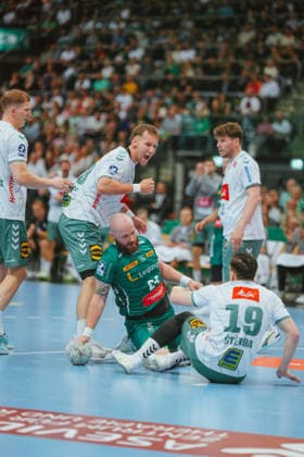 Jakub äterba (TSV GWD Minden, 19) foul SC DHfK Leipzig - TSV GWD Minden. Bundesliga, Herren Handball, 25 26, GER, Leipzig, Quarterback Immobilien Arena, Round 34 Leipzig Quarterback Immobilien Arena Sachsen GER Copyright: xBillmanxDubex