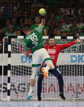 GER HBL Saison 2025 2026 FÜCHSE Berlin vs SG Flensburg-Handewitt, 07.06.26, Max-Schmeling-Halle, Berlin, Mijajlo MARSENIC (Füchse Berlin 93) überwindet Benjamin BURIC (SG Flensburg-Handewitt 1) vom Kreis