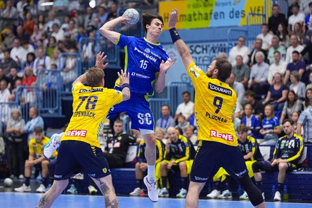 07.06.2026, xydrx, Handball, 1.HBL, VfL Gummersbach - Rhein-Neckar Löwen, Schwalbe-Arena: Miro Schluroff (VfL Gummersbach, 15) im Zweikampf gegen Edwin Aspenbaeck (Rhein-Neckar Loewen, 78) und Steven Plucnar Jacobsen (Rhein-Neckar Loewen, 9)