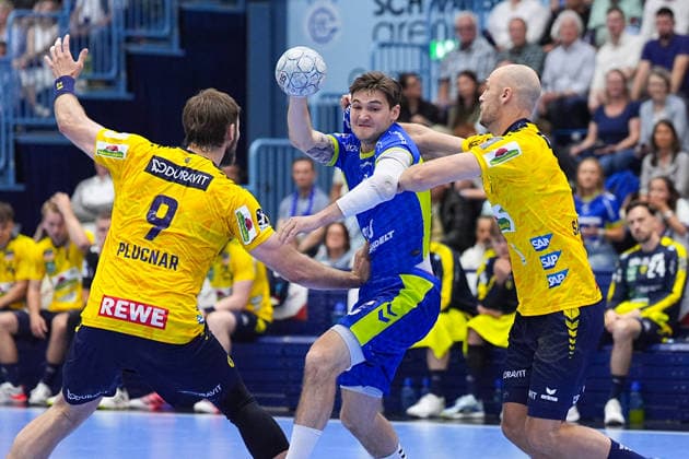 07.06.2026, xydrx, Handball, 1.HBL, VfL Gummersbach - Rhein-Neckar Löwen, Schwalbe-Arena: Ludvig Hallbaeck (VfL Gummersbach, 20) im Zweikampf gegen Steven Plucnar Jacobsen (Rhein-Neckar Loewen, 9) und Lukas Sandell (Rhein-Neckar Loewen, 11)
