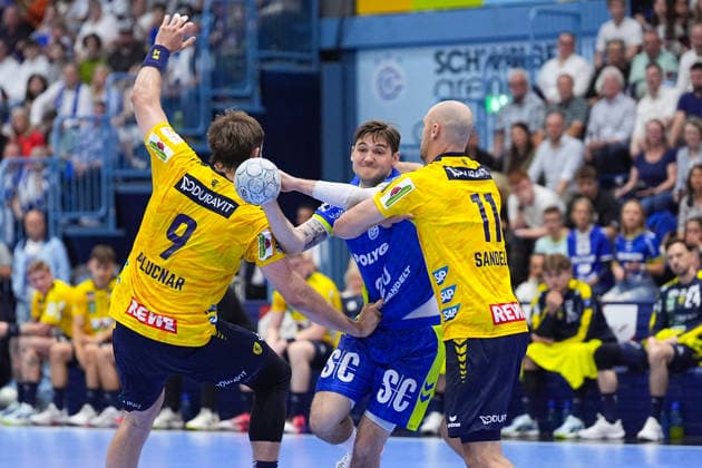 07.06.2026, xydrx, Handball, 1.HBL, VfL Gummersbach - Rhein-Neckar Löwen, Schwalbe-Arena: Ludvig Hallbaeck (VfL Gummersbach, 20) im Zweikampf gegen Steven Plucnar Jacobsen (Rhein-Neckar Loewen, 9) und Lukas Sandell (Rhein-Neckar Loewen, 11)