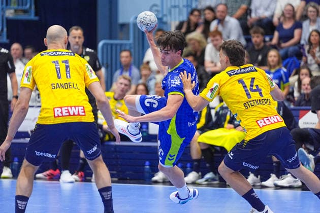 07.06.2026, xydrx, Handball, 1.HBL, VfL Gummersbach - Rhein-Neckar Löwen, Schwalbe-Arena: Miro Schluroff (VfL Gummersbach, 15) im Zweikampf gegen Lukas Sandell (Rhein-Neckar Loewen, 11) und Gion Steenaerts (Rhein-Neckar Loewen, 14)