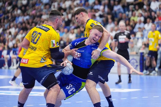 07.06.2026, xydrx, Handball, 1.HBL, VfL Gummersbach - Rhein-Neckar Löwen, Schwalbe-Arena: Jannik Kohlbacher (Rhein-Neckar Loewen, 80) und Sebastian Heymann (Rhein-Neckar Loewen, 13) im Zweikampf gegen Kristjan Horzen (VfL Gummersbach, 27)