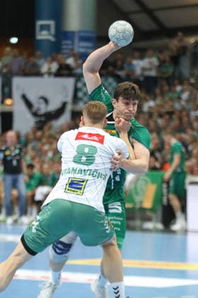 Handball DAIKIN HBL, SC DHfK Leipzig - GWD Minden; 07.06.2026 Matej Klima (13, SC DHfK Leipzig) wird von Karolis Antanavicius (8, GWD Minden) attackiert. Handball, DAIKIN HBL, 1. Bundesliga, Saison 2025 2026, 34. Spieltag: SC DHfK Leipzig vs. GWD Minden am 07.06.2026 in der Quarterback Immobilien Arena Leipzig.