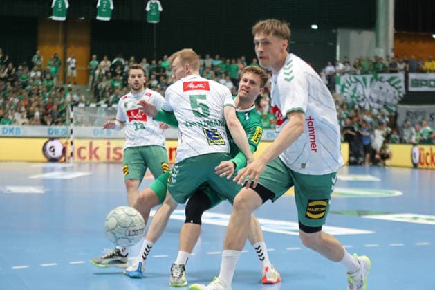 Handball DAIKIN HBL, SC DHfK Leipzig - GWD Minden; 07.06.2026 Franz Semper (32, SC DHfK Leipzig) steckt den Ball durch. Handball, DAIKIN HBL, 1. Bundesliga, Saison 2025 2026, 34. Spieltag: SC DHfK Leipzig vs. GWD Minden am 07.06.2026 in der Quarterback Immobilien Arena Leipzig.