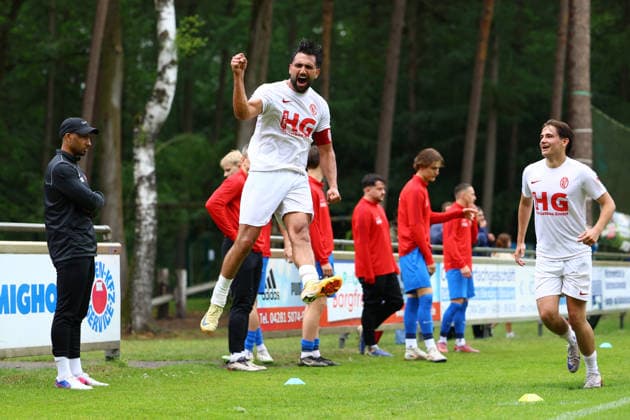 6 Bamo Karim (Eimsbütteler TV) bejubelt seinen Treffer zum 2:0. Fußball I Herren I Aufstiegsrunde zur Regionalliga Nord I Saison 2025-2026 I 3. Spiel I Eimsbütteler TV - Blumenthaler SV I 07.06.2026 I A-Platz Heeslingen