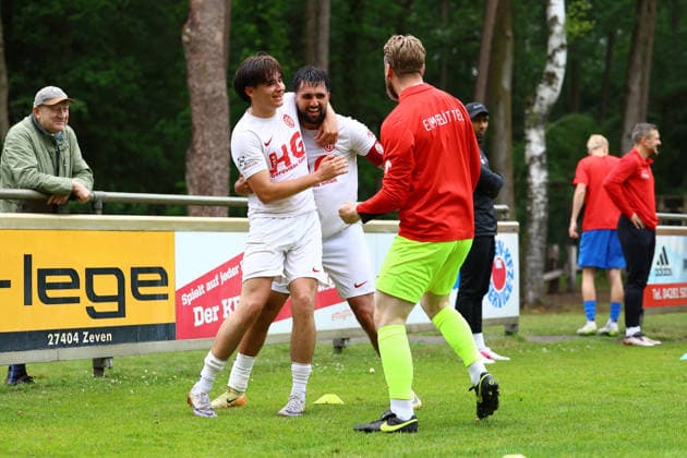 6 Bamo Karim (Eimsbütteler TV) bejubelt mit 77 Tom Politz (Eimsbütteler TV) seinen Treffer zum 2:0. Fußball I Herren I Aufstiegsrunde zur Regionalliga Nord I Saison 2025-2026 I 3. Spiel I Eimsbütteler TV - Blumenthaler SV I 07.06.2026 I A-Platz Heeslingen