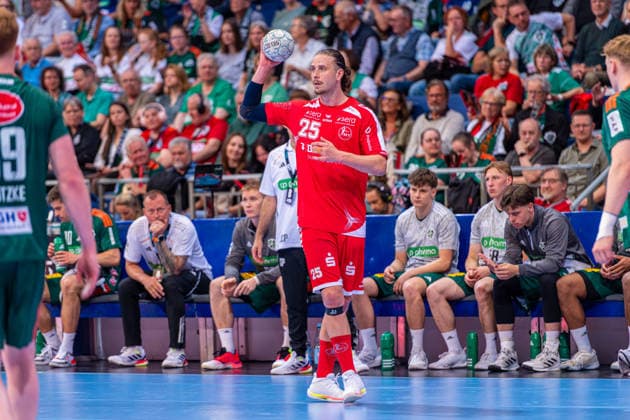 Olle Forsell Schefvert (MT Melsungen, Nr. 25) (v.l.), TSV Hannover-Burgdorf (grün) gegen MT Melsungen (rot) am 34. Spieltag der Saison 2025 2026 in der DAIKIN Handball-Bundesliga (07.06.2026, ZAG Arena (Hannover, GER),