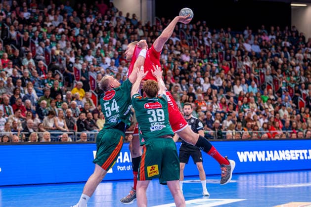 Justus Fischer (TSV Hannover-Burgdorf, Nr. 54) Dainis KriÅ¡topÄns (MT Melsungen, Nr. 10) Lukas Stutzke (TSV Hannover-Burgdorf, Nr. 39) (v.l.), TSV Hannover-Burgdorf (grün) gegen MT Melsungen (rot) am 34. Spieltag der Saison 2025 2026 in der DAIKIN Handball-Bundesliga (07.06.2026, ZAG Arena (Hannover, GER),