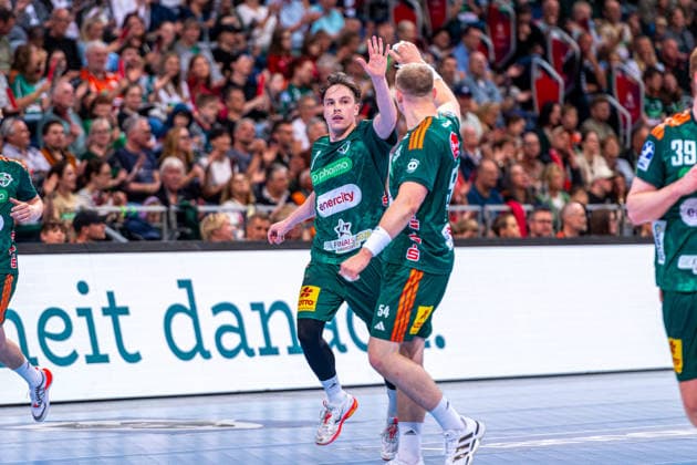 Leif Tissier (TSV Hannover-Burgdorf, Nr. 7) (v.l.), TSV Hannover-Burgdorf (grün) gegen MT Melsungen (rot) am 34. Spieltag der Saison 2025 2026 in der DAIKIN Handball-Bundesliga (07.06.2026, ZAG Arena (Hannover, GER),