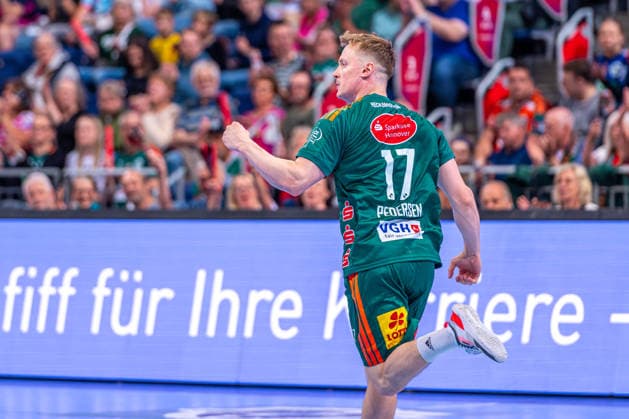 August Pedersen (TSV Hannover-Burgdorf, Nr. 17) (v.l.), TSV Hannover-Burgdorf (grün) gegen MT Melsungen (rot) am 34. Spieltag der Saison 2025 2026 in der DAIKIN Handball-Bundesliga (07.06.2026, ZAG Arena (Hannover, GER),