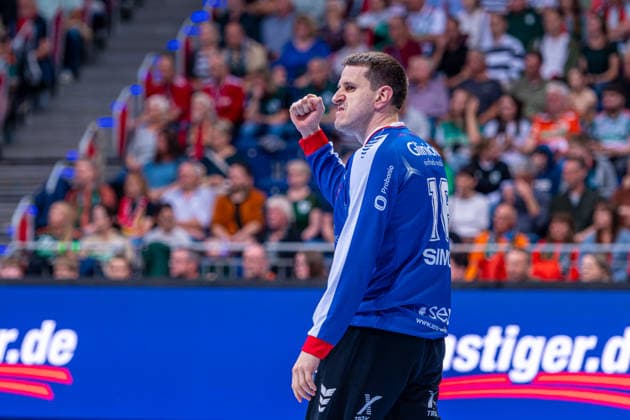 Nebojsa Simic (MT Melsungen, Nr. 16) (v.l.), TSV Hannover-Burgdorf (grün) gegen MT Melsungen (rot) am 34. Spieltag der Saison 2025 2026 in der DAIKIN Handball-Bundesliga (07.06.2026, ZAG Arena (Hannover, GER),